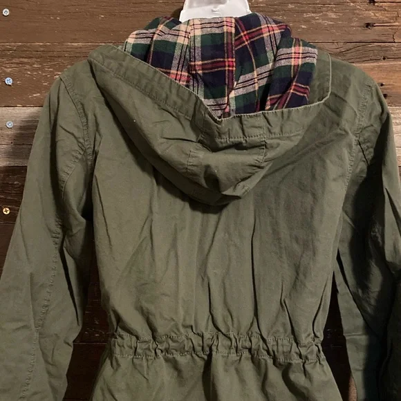 Army green, cinched waist jacket, with crocheted flower patches. - Picture 4 of 5